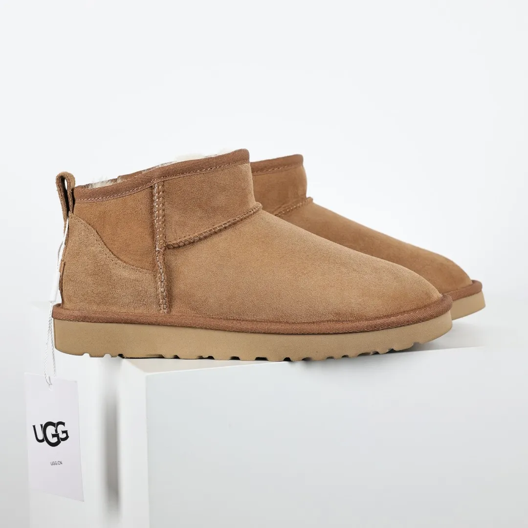 Pick up locally 💰520 Core recommendation Good price It is a very suitable choice for keeping warm in winter and at home. In the new year, uug launched a series of styles, which are partial to the preferences of young consumers and have also moved to the forefront of fashion trends. Shoe body material Water-repellent coated suede upper 17mm UGGPURE™ implantable wool insole Lightweight non-slip comfortable rubber outsole With brand LOGO trademark Comes with a full set of packaging Size: 35 36 37 38 39 40 41 42 43 44